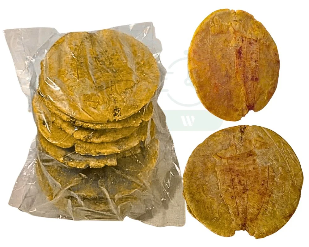 Patacones de plátano verde con forma plana y tamaño ideal para usar como base de hamburguesas o chalupas en tu emprendimiento de comida rapida.