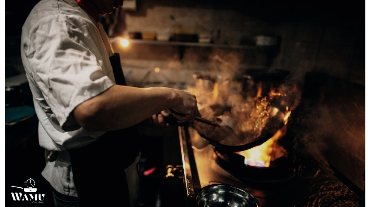Chef preparando patacones precocidos WAMU en cocina industrial: rapidez y sabor para restaurantes.